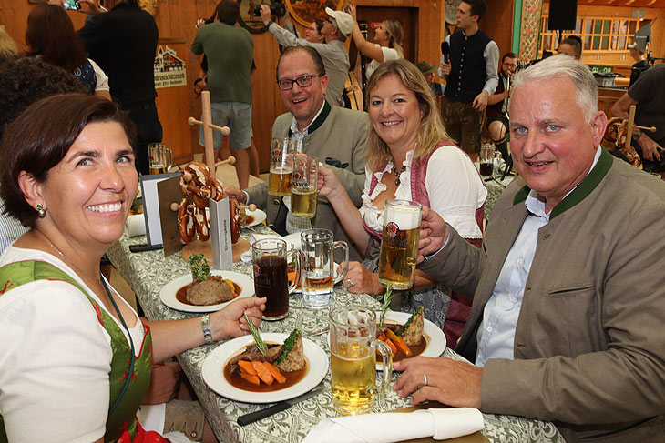 Claudia Pichler präsentierte den Wiesnkrug 2022, hier zusammen auf dem Bild im Armbrustschützen-Festzalt mit Festleiter Clemens Baumgärtner  (©Foto:Martin Schmitz)